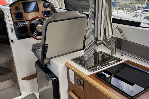 Noor Horizons 24ft Cutwater Yacht For Sale