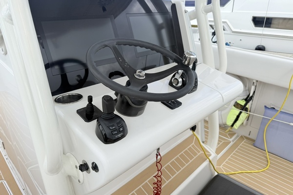 Jupiter 38 - PLAYPEN - Helm