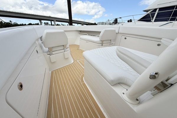 Jupiter 38 - PLAYPEN - Bow