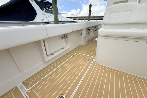 Jupiter 38 - PLAYPEN - Aft Deck