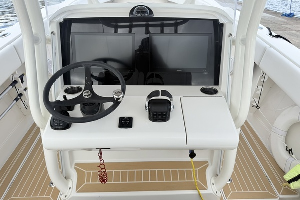 Jupiter 38 - PLAYPEN - Helm