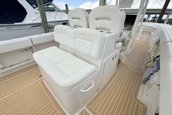 Jupiter 38 - PLAYPEN - Aft Seating