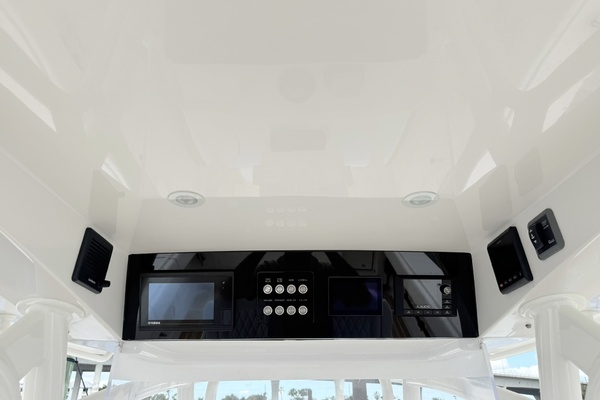 Jupiter 38 - PLAYPEN - Helm