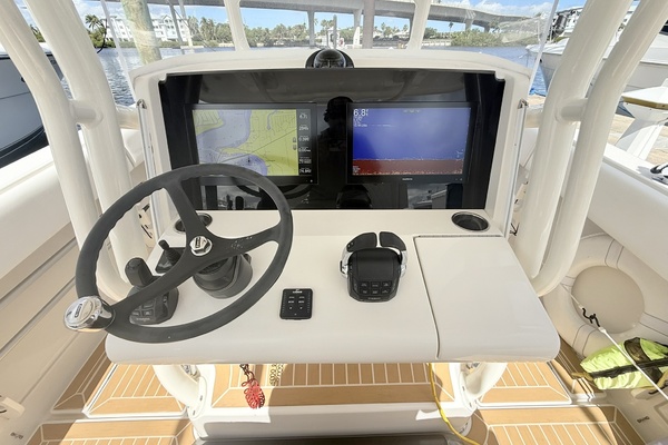 Jupiter 38 - PLAYPEN - Helm