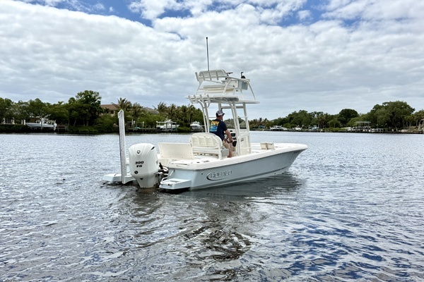 Photo of the 2021 Robalo  "246 CAYMAN SD"