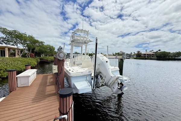 Photo of the 2021 Robalo  "246 CAYMAN SD"