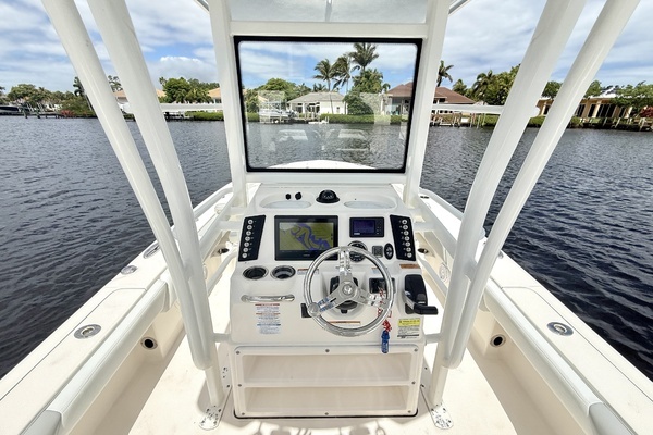 Photo of the 2021 Robalo  "246 CAYMAN SD"