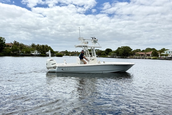 Photo of the 2021 Robalo  "246 CAYMAN SD"
