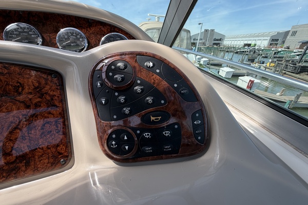 IN A MEETING 32ft Sea Ray Yacht For Sale