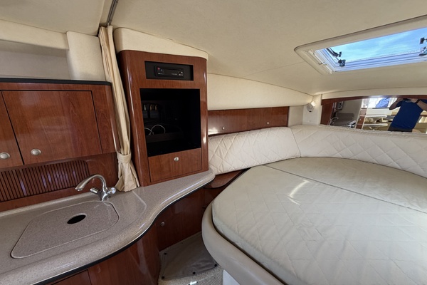 IN A MEETING 32ft Sea Ray Yacht For Sale