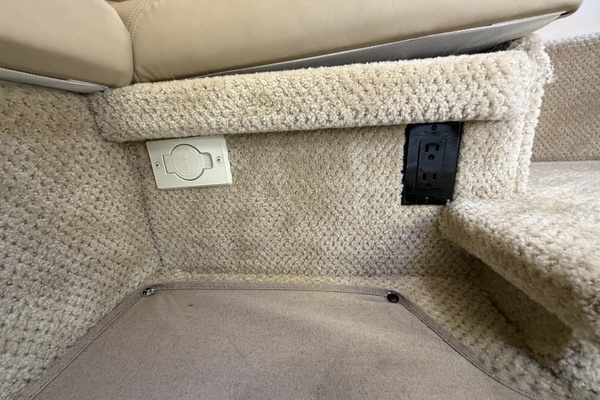 IN A MEETING 32ft Sea Ray Yacht For Sale