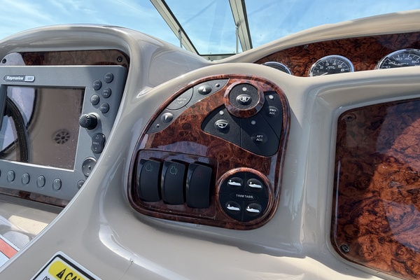 IN A MEETING 32ft Sea Ray Yacht For Sale