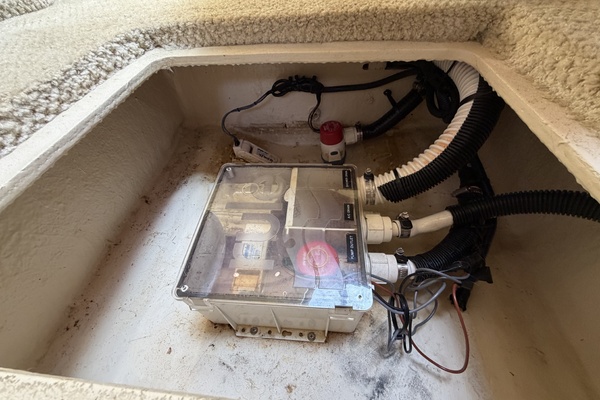 IN A MEETING 32ft Sea Ray Yacht For Sale