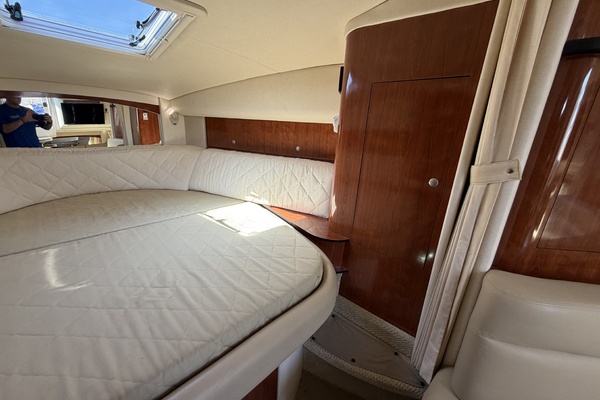 IN A MEETING 32ft Sea Ray Yacht For Sale