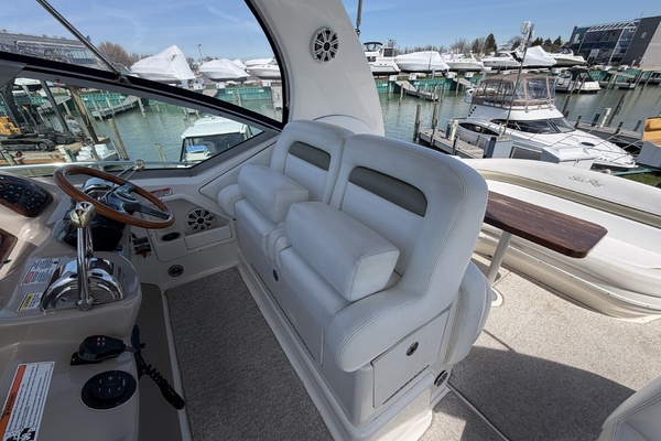 IN A MEETING 32ft Sea Ray Yacht For Sale