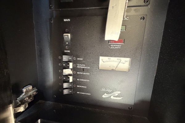 IN A MEETING 32ft Sea Ray Yacht For Sale