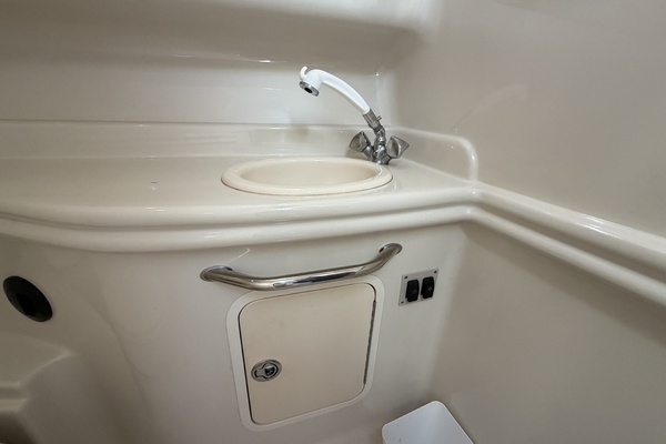 IN A MEETING 32ft Sea Ray Yacht For Sale