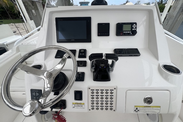 Intrepid 32 PATRICIA - Helm