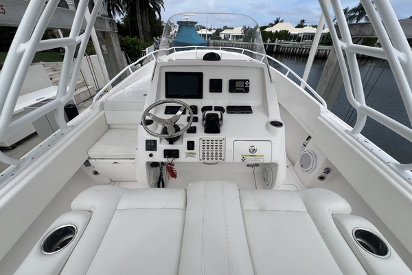 Intrepid 32 PATRICIA - Helm