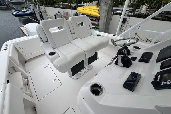Intrepid 32 PATRICIA - Helm