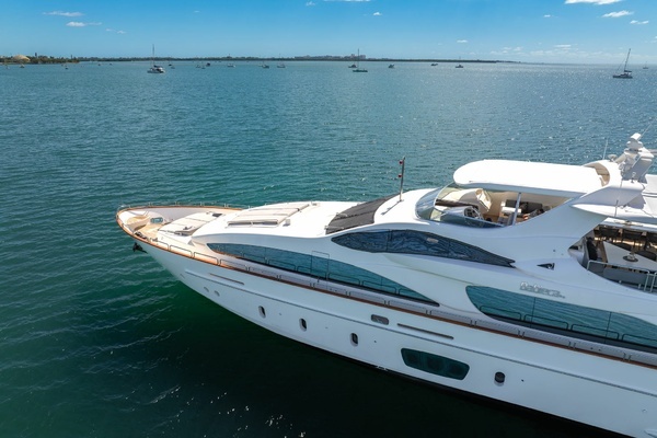 2005 Azimut 105