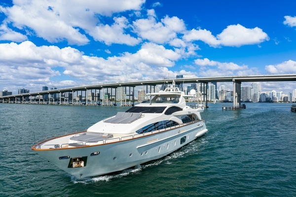 2005 Azimut 105