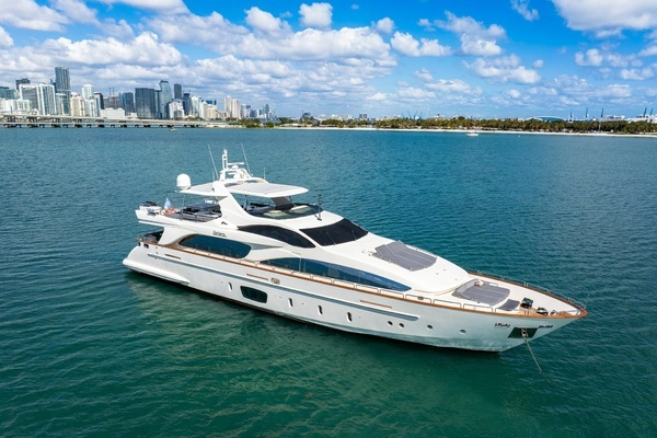 2005 Azimut 105