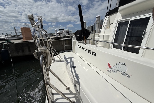 2006 Carver 44