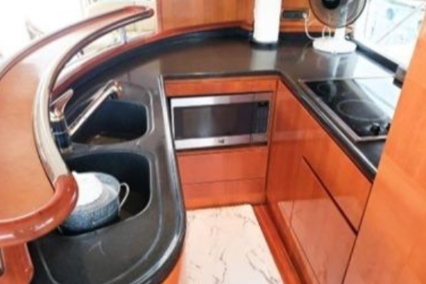 2005 Azimut 65