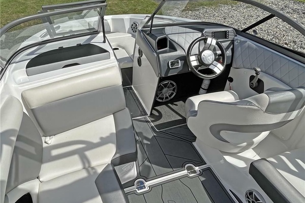 Photo of the 2016 Tige R20