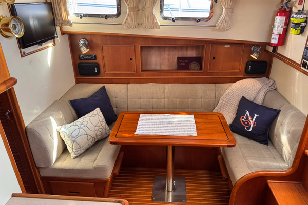 1999 Grand Banks Yachts 38