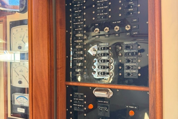 1999 Grand Banks Yachts 38