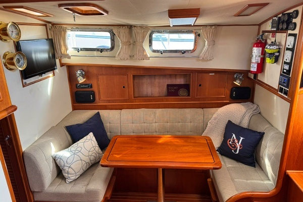 1999 Grand Banks Yachts 38