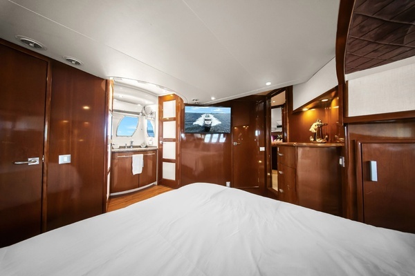 2008 Carver 56