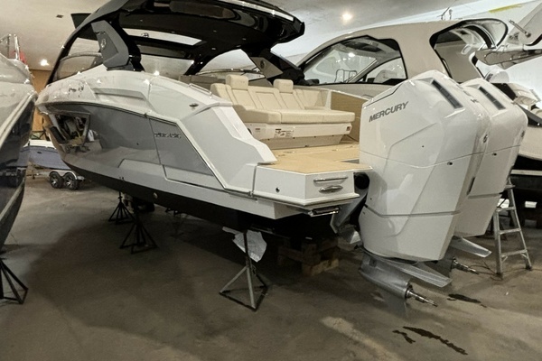 2024 Cruisers Yachts 42