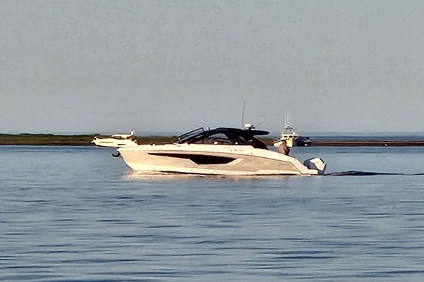 2024 Cruisers Yachts 42