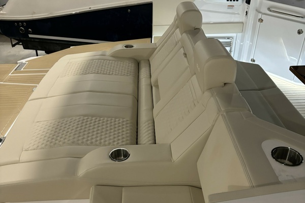 2024 Cruisers Yachts 42