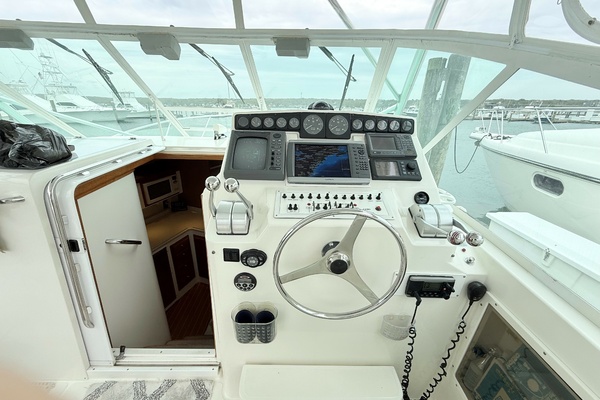 Cabo 35 SCREAMIN' EAGLE - Helm Station