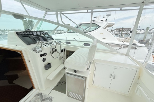 Cabo 35 SCREAMIN' EAGLE - Helm Station