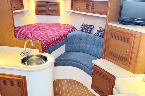 Cabo 35 SCREAMIN' EAGLE - Cabin Accomodations