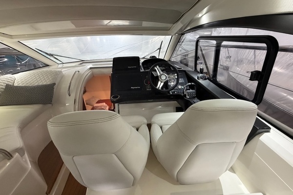 Photo of the 2013 Princess V39 "HOBNOBBIN"