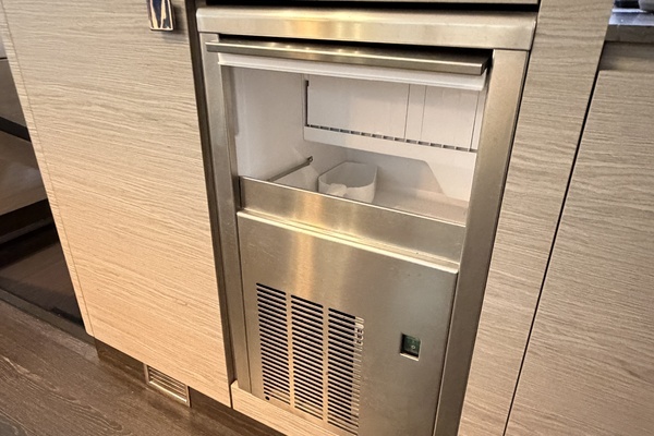 2024 Fountaine Pajot 40