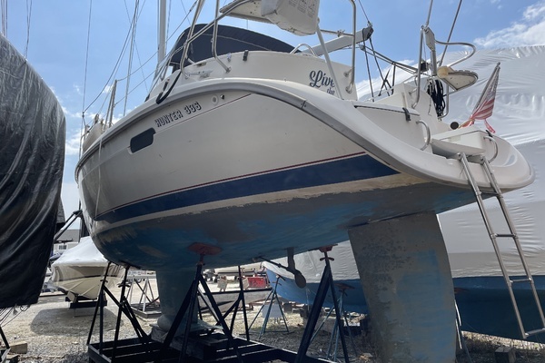 Photo of the 1995 Hunter Legend 336 "LIVE THE DREAM"