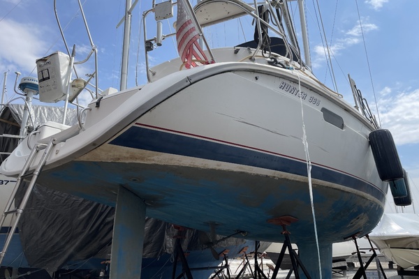 LIVE THE DREAM 33ft Hunter Yacht For Sale