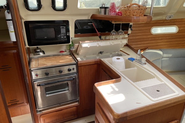 LIVE THE DREAM 33ft Hunter Yacht For Sale
