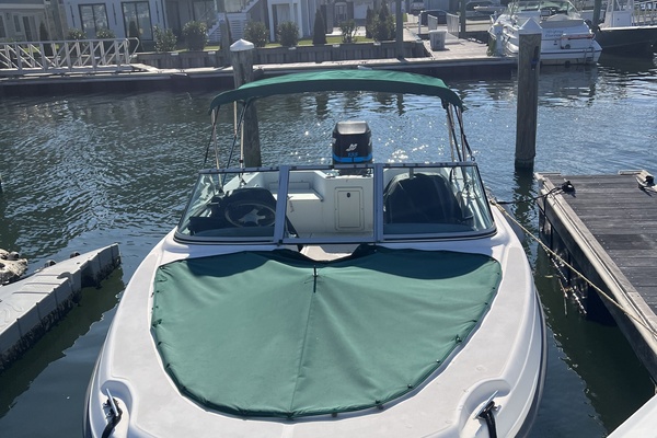 18ft Boston Whaler Yacht For Sale