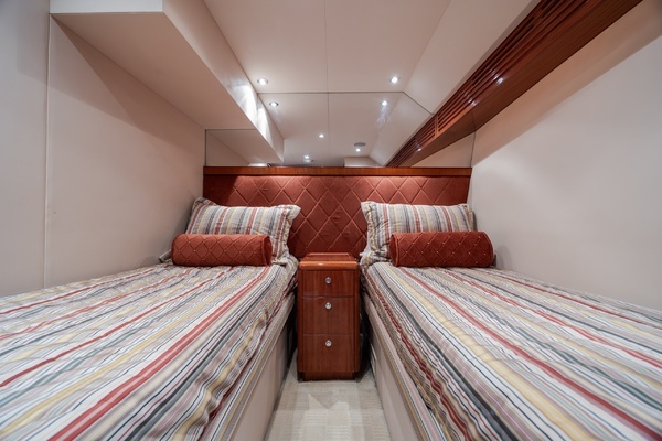 2008 Hatteras 64