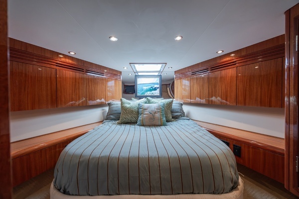 2008 Hatteras 64