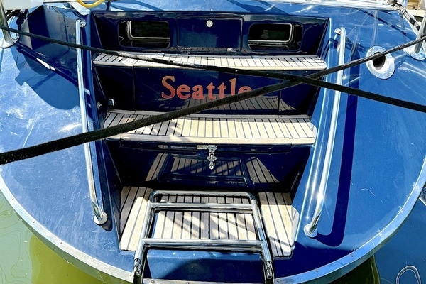 Photo of the 1998 Hylas 49 "Mara"