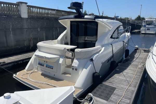Makin  Waves 37ft Carver Yacht For Sale